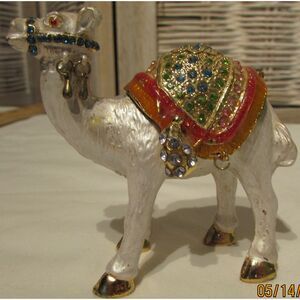 Camel Trinket box jeweled red sparkle eyes magnet closure